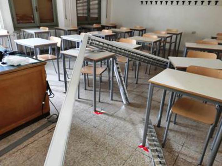 Liceo Marconi, i sindacati: "Crolli di componenti del tetto in due sedi. Servono scuole sicure"