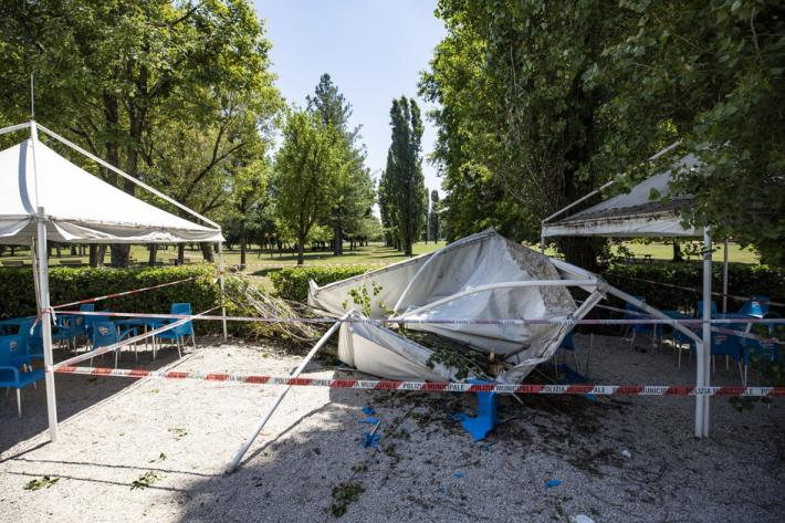 Anziana schiacciata da un ramo al parco Ferrari: quattro rinvii a giudizio
