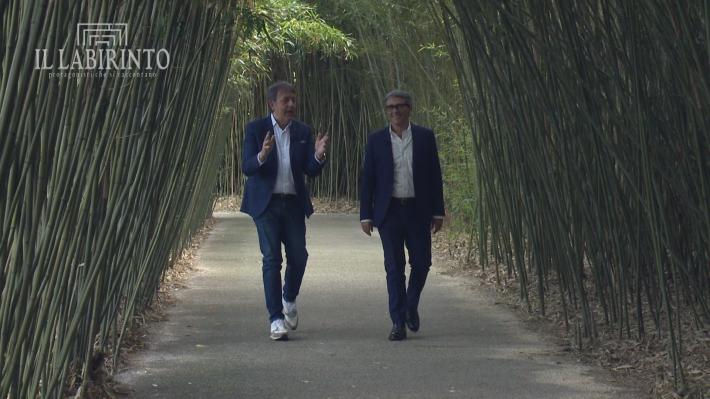 Personaggi famosi si rivelano nella scenografia del Labirinto