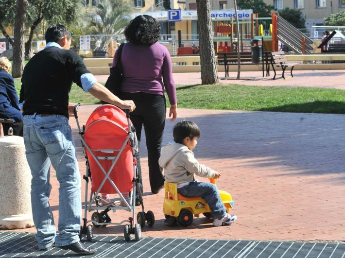 Un albo per aiutare le famiglie, ma il centrosinistra lo boccia