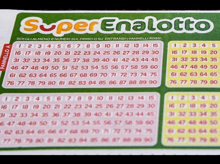 Vince 156 milioni al Superenalotto e telefona al tabaccaio: "Mi ricorder&ograve;..."