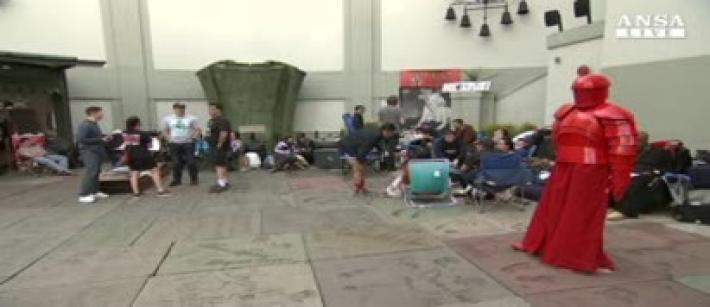 "Star wars" nelle sale il 15. E  a Hollywood i fans si accampano per giorni Video