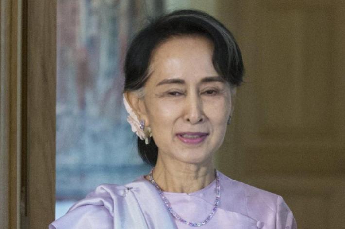 Aung San Suu Kyi trasferita verso un luogo di prigionia ignoto
