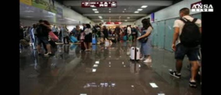 Maltempo: allagata la zona arrivi dell'aeroporto di Bergamo