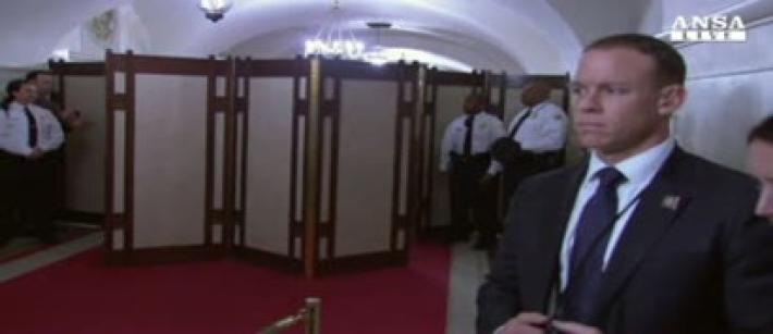 Trump spunta a sorpresa: urla da stadio alla Casa Bianca