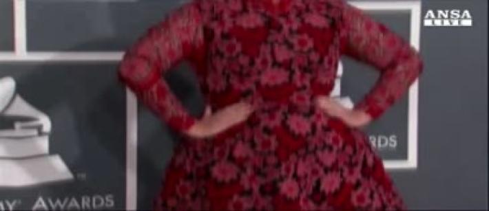 Addio al tour per Adele: "Perdonatemi"