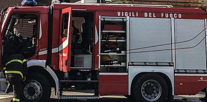 Scuote le lenzuola e dentro c'era il gatto, che cade nel balcone di sotto: lo salvano i vigili del fuoco