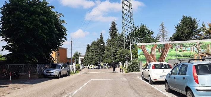 Auto sfonda il passaggio a livello