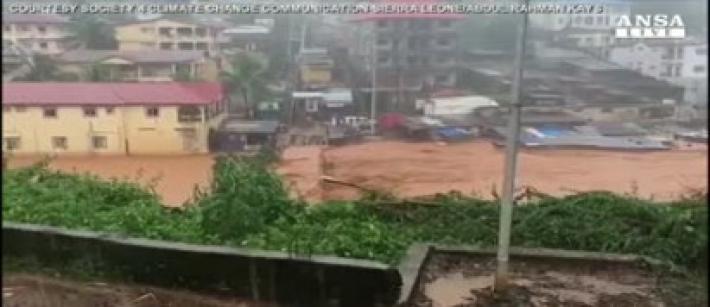 Un fiume di fango travolge Freetown 