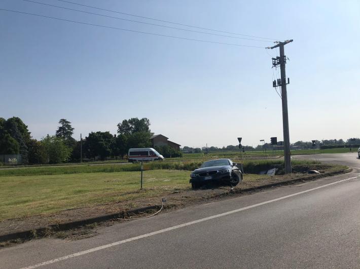  San Secondo, auto esce di strada e sbatte contro una centralina 