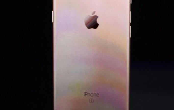 Compra un iPhone su Amazon, lo rende  ma non gli viene rimborsato perch&eacute; nel pacco c'erano  delle mutande