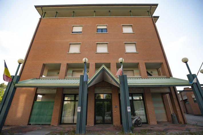 Rapinate e trascinate nell'hotel abbandonato