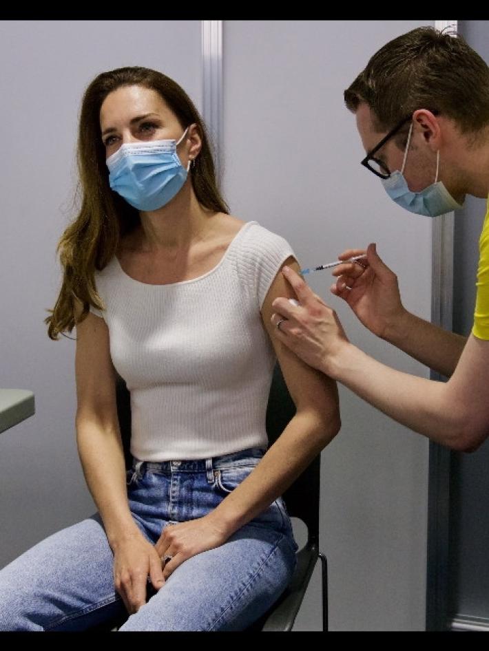 Kate Middleton riceve il vaccino e ringrazia con una foto