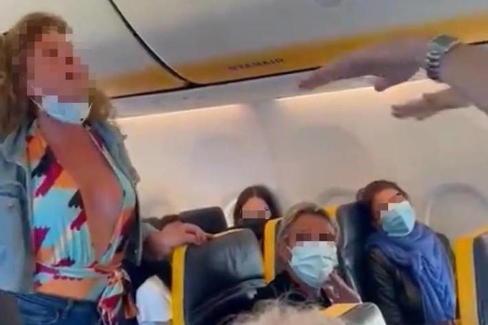 Non si mette la mascherina sul volo Bergamo-Ibiza: insulti e calci