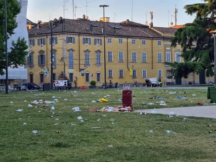 Per piazza della Pace un risveglio tra i rifiuti