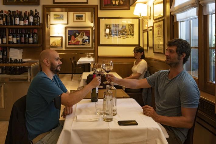 Caff&egrave; al bancone e pranzo al chiuso: la normalit&agrave; &egrave; servita