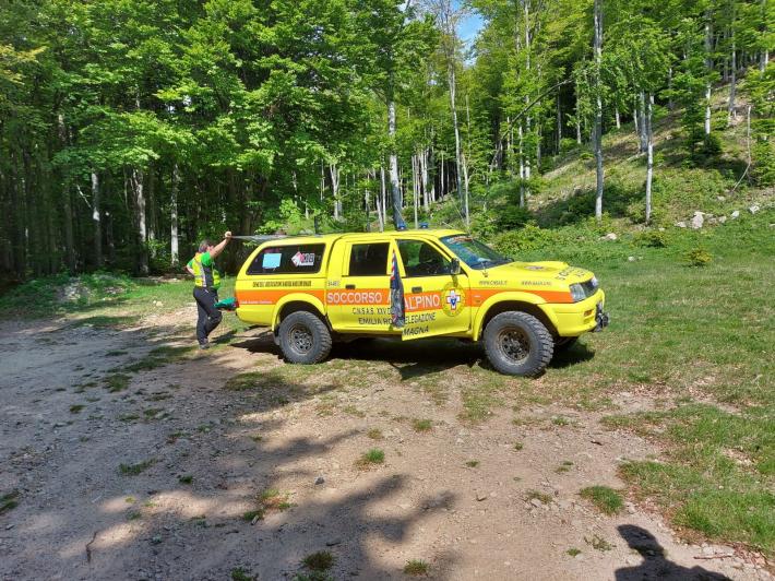 Perde l'orientamento nei boschi e finisce in una zona impervia: 78enne raggiunto dal Soccorso Alpino nel Borgotarese