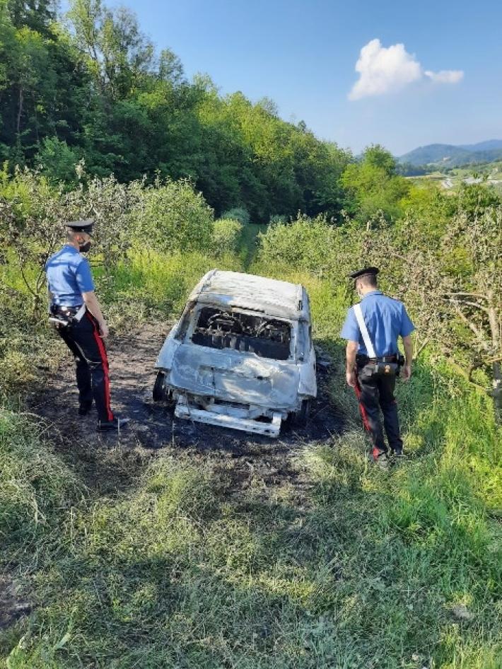 Auto incendiata nel Torinese, cadavere all'interno