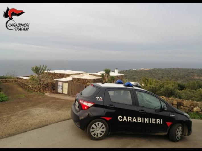 Trova portafoglio con 1.875 euro e lo restituisce a una turista