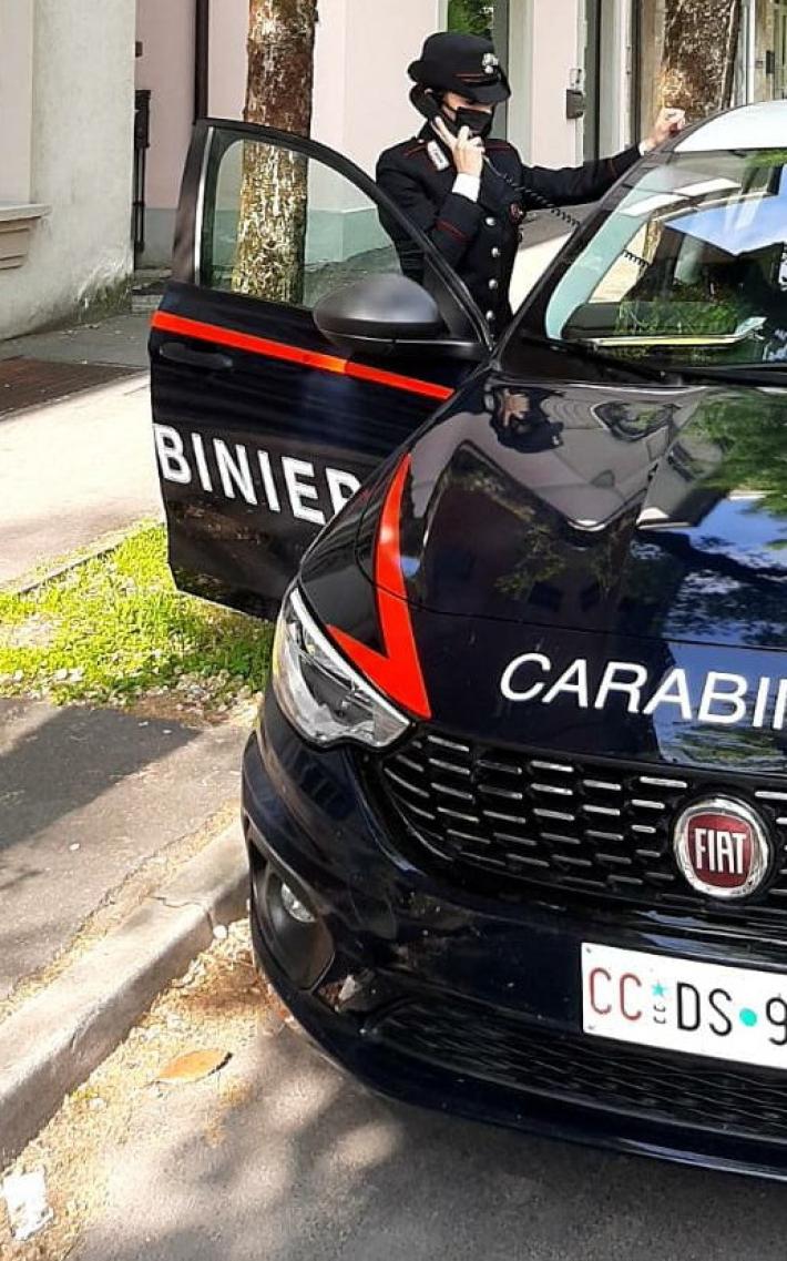 Litiga con la sorella, prende a bastonate un aiutante e d&agrave; fuoco ai balloni