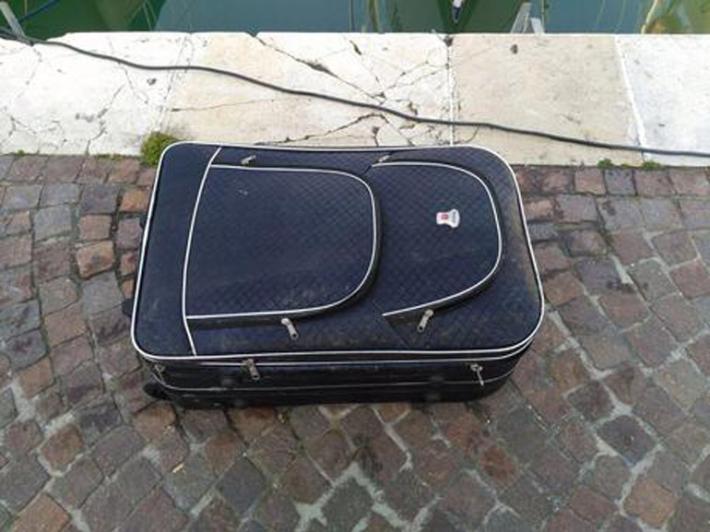 Trovato corpo in una valigia in strada. La compagna: "Morto da giorni, mi sono disfatta di lui"