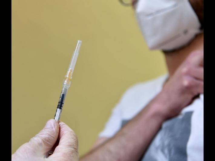 Vaccinazioni, il 7 si parte anche con chi lavora nel turismo: registrazione e data direttamente dalle Ausl