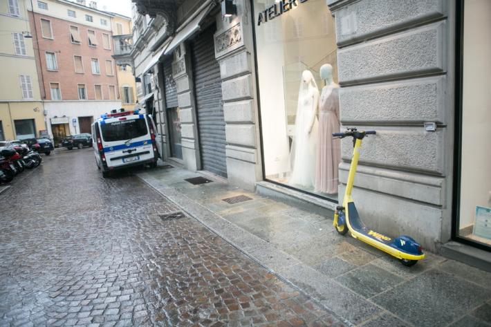 Scontro auto-monopattino in via Carducci