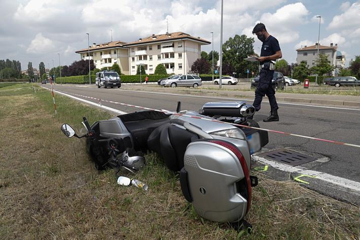 Scooter investe pedoni in via Budellungo
