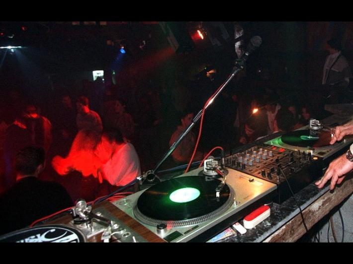 Sileri: "Con l'aumento di dosi ai giovani, green pass in discoteca"