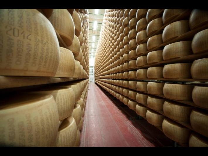 Parmigiano Reggiano &egrave; con Armani il brand pi&ugrave; amato in Italia