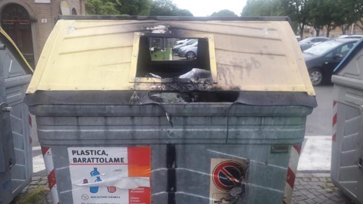 Brucia preservativo usato con un prostituto, a fuoco il cassonetto: denunciato 