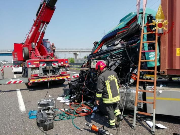Un altro grave incidente in autostrada nel Parmense: scontro tra due camion in A1, 50enne in rianimazione