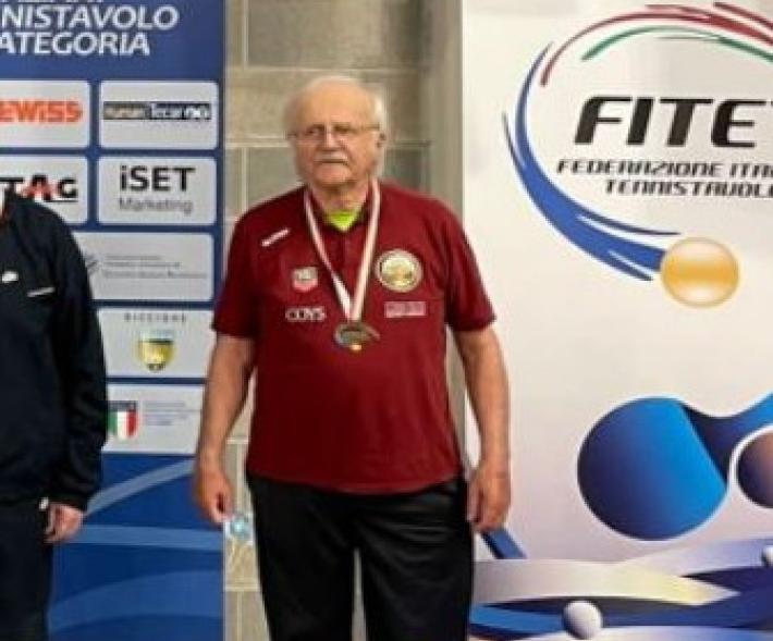 Curti, a 80 anni sconfigge il Covid e diventa campione di ping pong