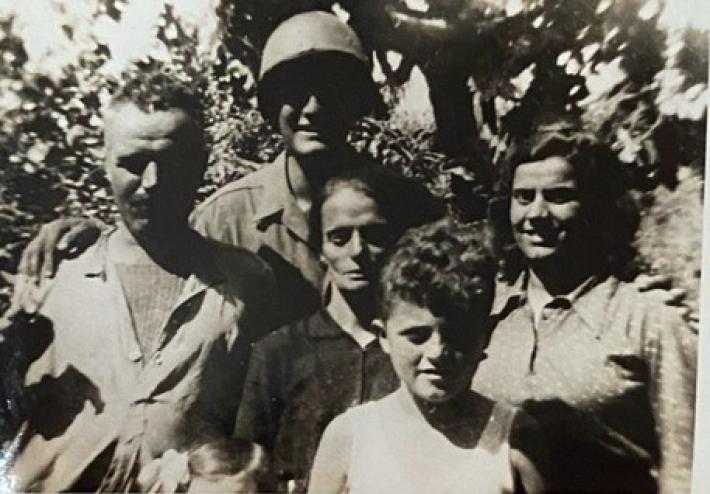 Il soldato Adler cerca altri 'bambini' e mostra decine di foto di guerra