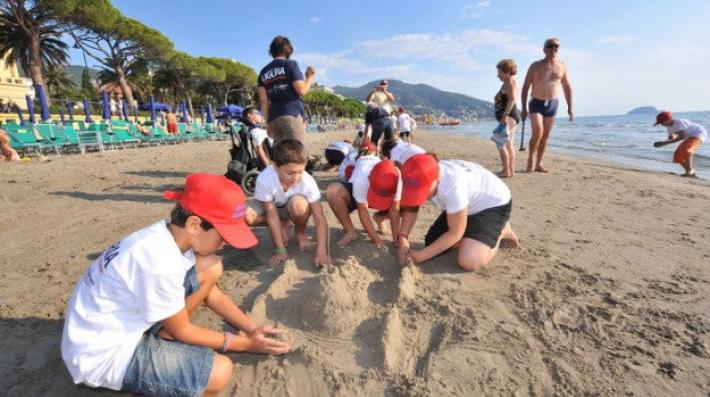 Contro il melanoma no a neonati in spiaggia e bimbi protetti