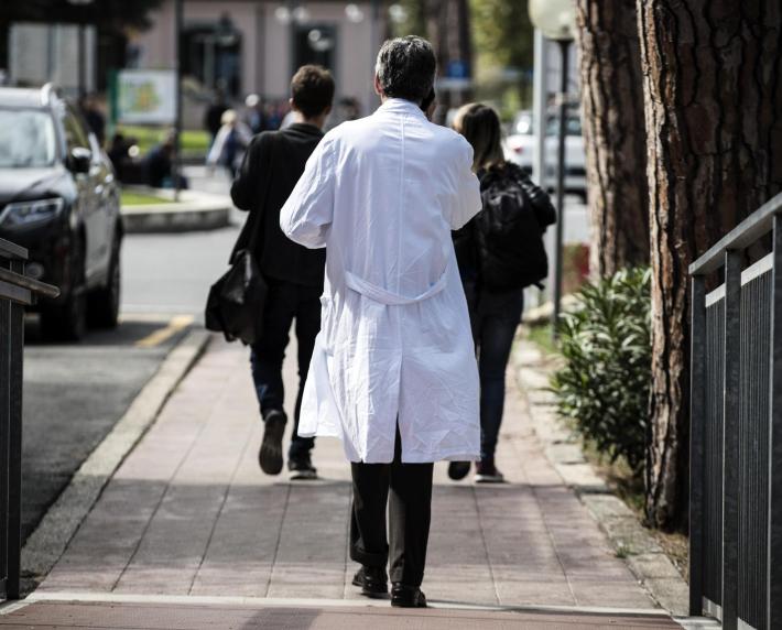 Accusato di aver palpeggiato una 21enne, medico patteggia