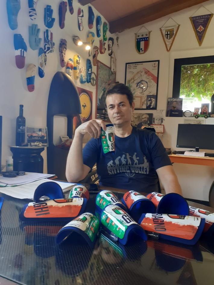 Gli azzurri in campo contro la Turchia coi parastinchi dell'artigiano parmigiano Enrico Campari