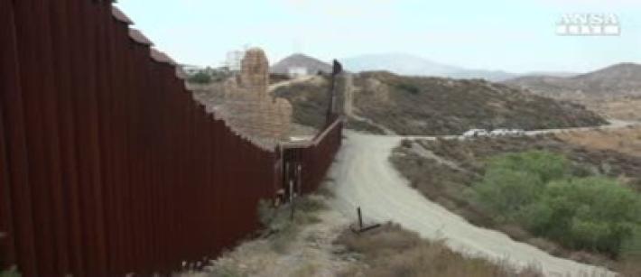 Spunta maxi foto bimbo a confine Messico