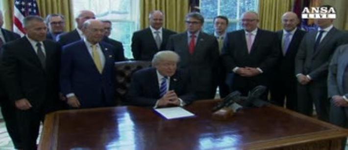 Stretta sui visti, controlli anche sui social