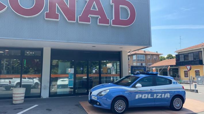 Rapinatore con la pistola al Conad in via Emilio Lepido