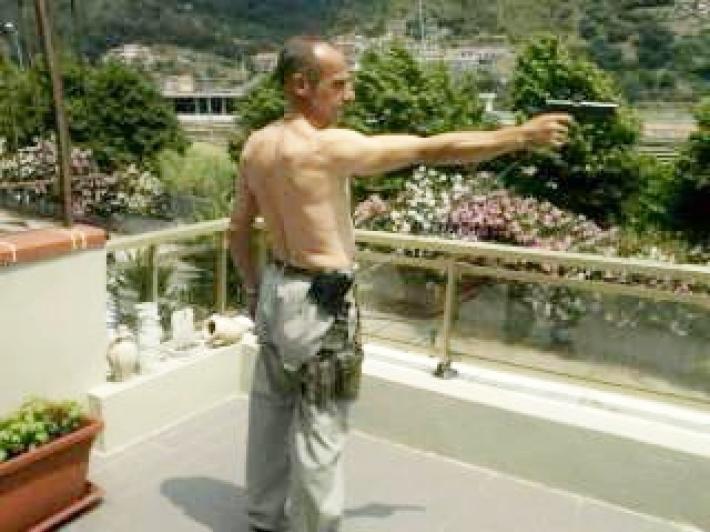 Femminicidio Ventimiglia, foto Fb omicida in posa con mitra