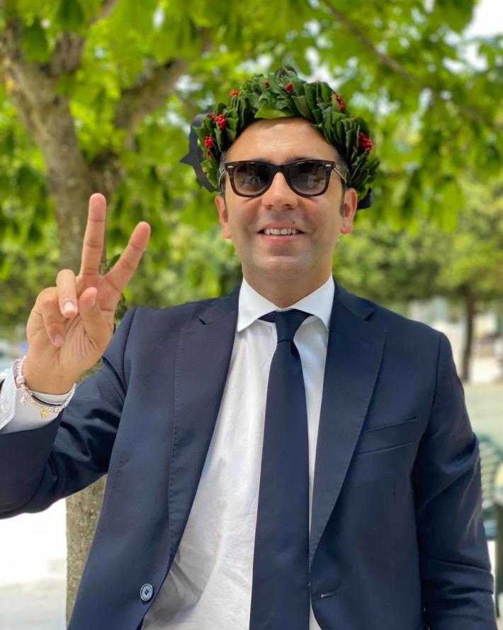 Il sindaco di Ginosa discute la tesi in Architettura dall'ufficio in Comune: "A Parma per amore, fiero della scelta"