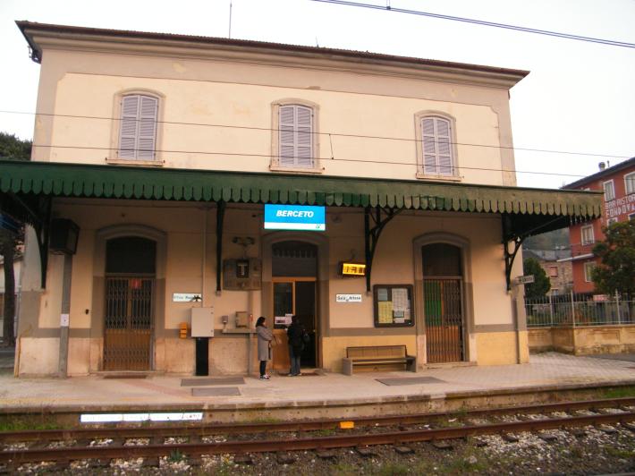 &laquo;Abbandonati alla stazione di Ghiare&raquo; Odissea lungo la Pontremolese
