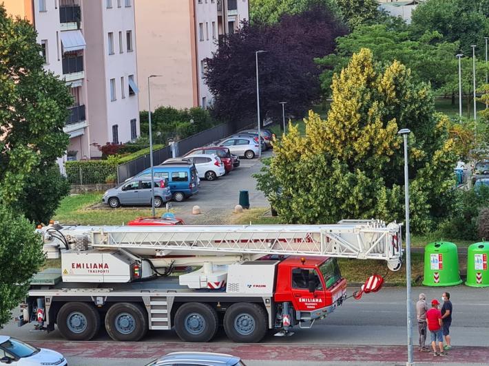 Arriva l'antenna: scoppia la protesta e la gru fa dietro-front