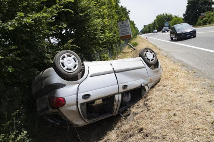 Auto si ribalta a Fraore: illeso l'autista