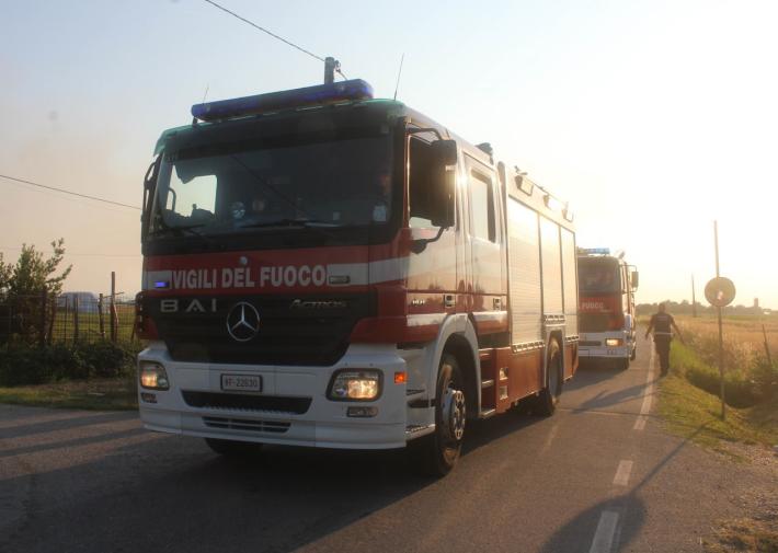 Incendio tra Diolo e Ragazzola: balloni in fiamme,  vigili del fuoco al lavoro