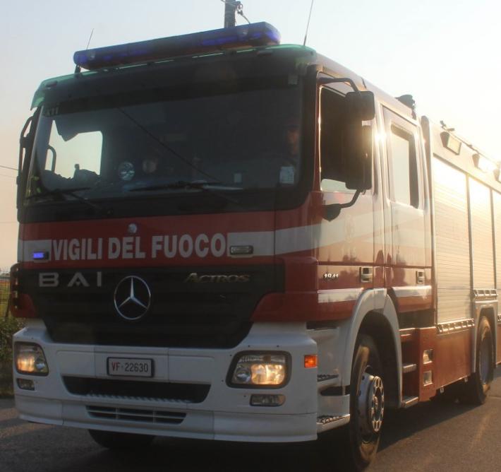Incendio a Chiozzola, blackout nella zona industriale: vigili del fuoco al lavoro 
