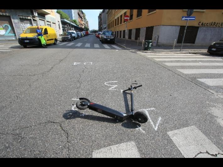 Investito da un'auto su un monopattino