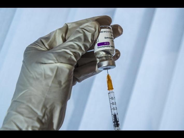 Vaccini, dal  ministero l'ok al richiamo con  AstraZeneca per gli under 60. Johnson&Johnson raccomandato per gli over 60