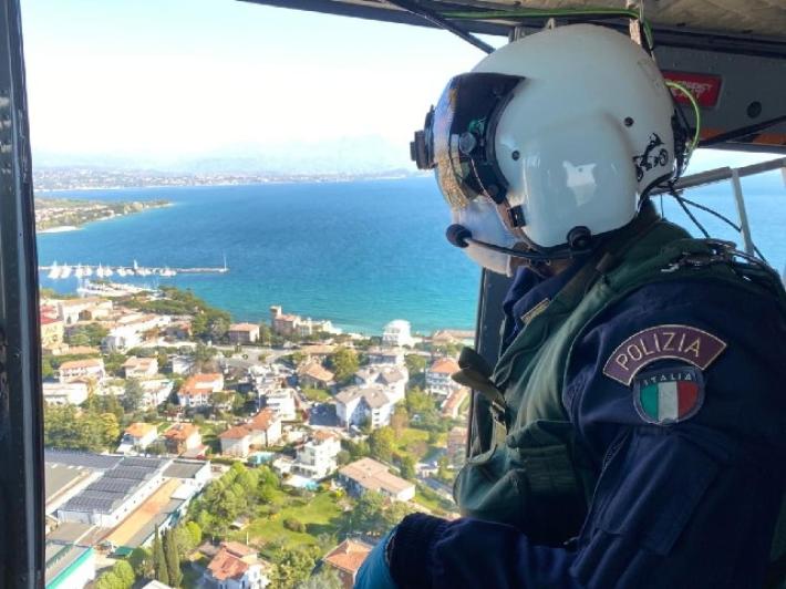 35enne trovato morto su una barca danneggiata sul lago di Garda. Indagati due turisti tedeschi